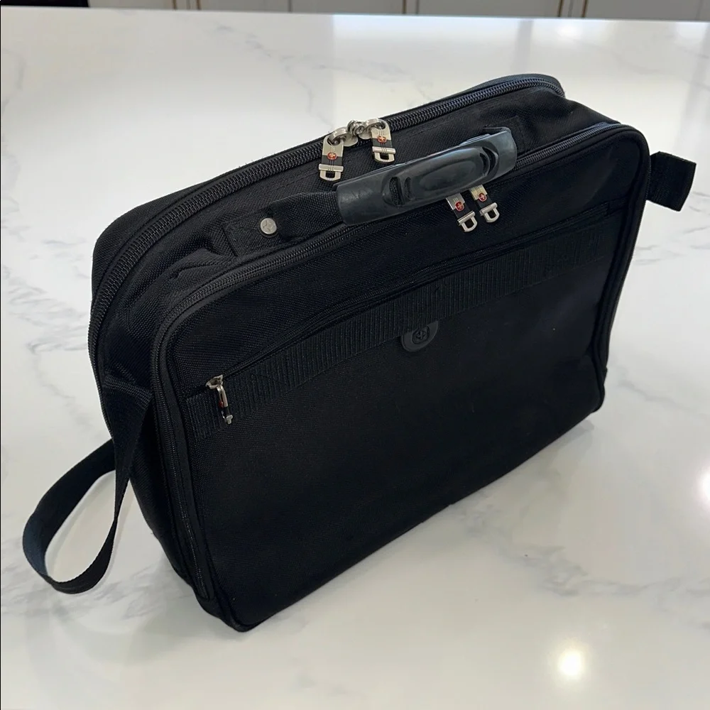 SWISS GEAR WENGER BUSINESS LAPTOP MESSENGER BAG NUMEROUS COMPARTMENTS 4 STORAGE